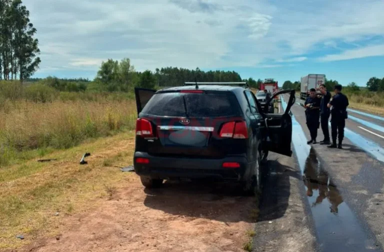 La conductora de la camioneta Kia habría intentado esquivar un espejo de agua (foto Elonce)