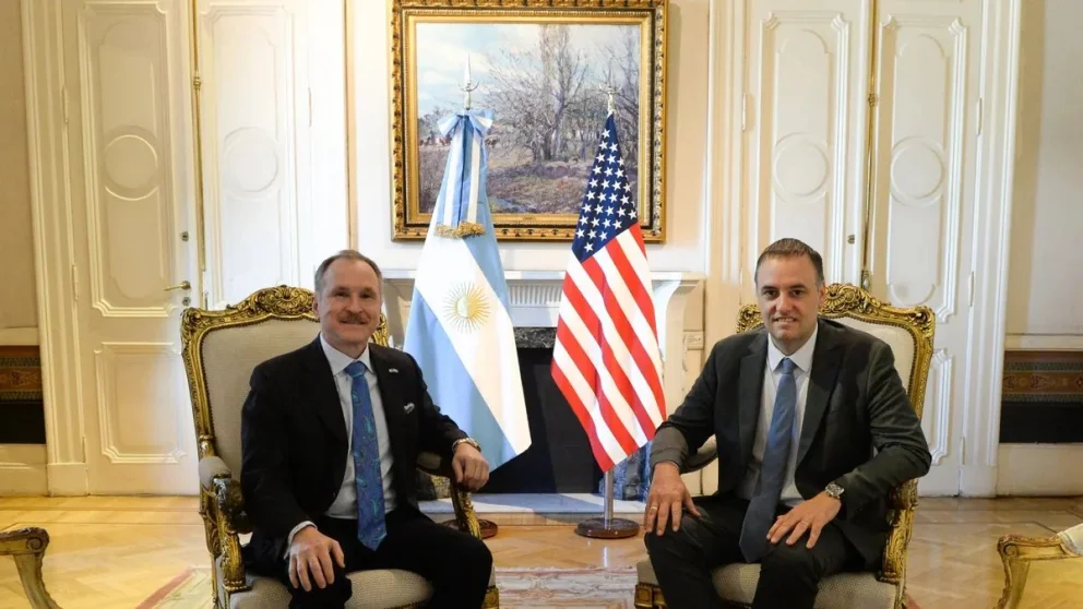 Peter Lamelas junto a Manuel Adorni