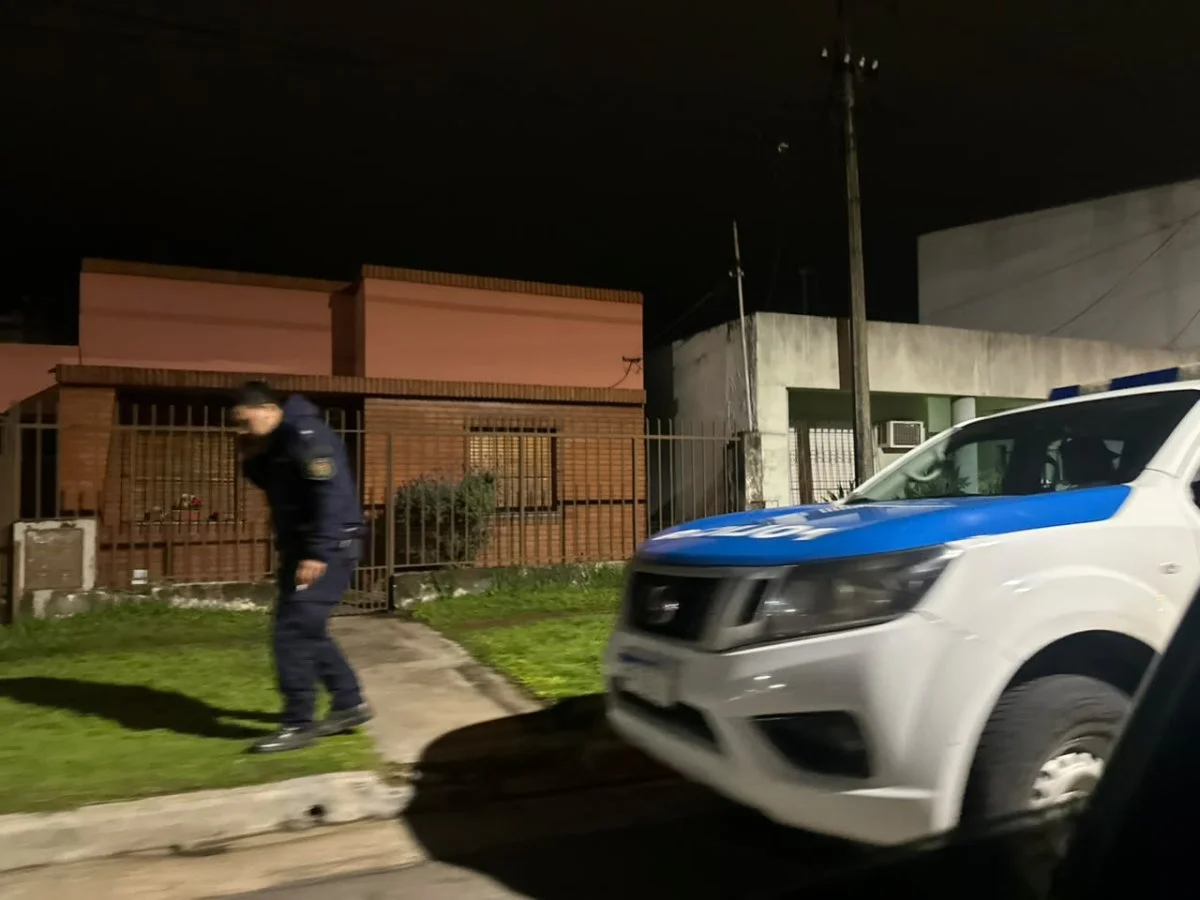 Accidente en calle Alberdi: motociclista cayó al intentar esquivar un perro y fue hospitalizado