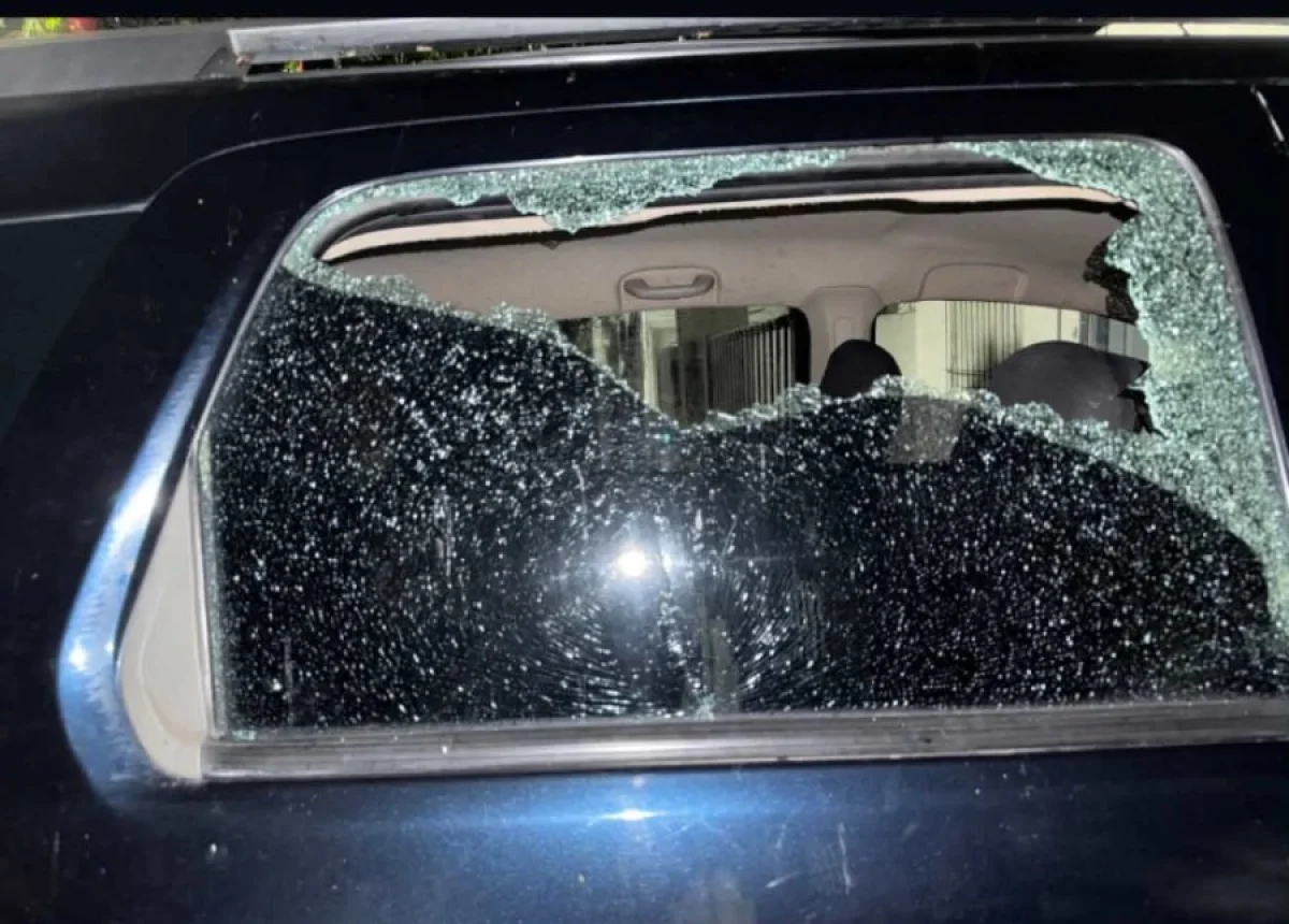 Intento de robo: destrozaron el vidrio de un automóvil en la zona de la Escuela María Auxiliadora y el cementerio