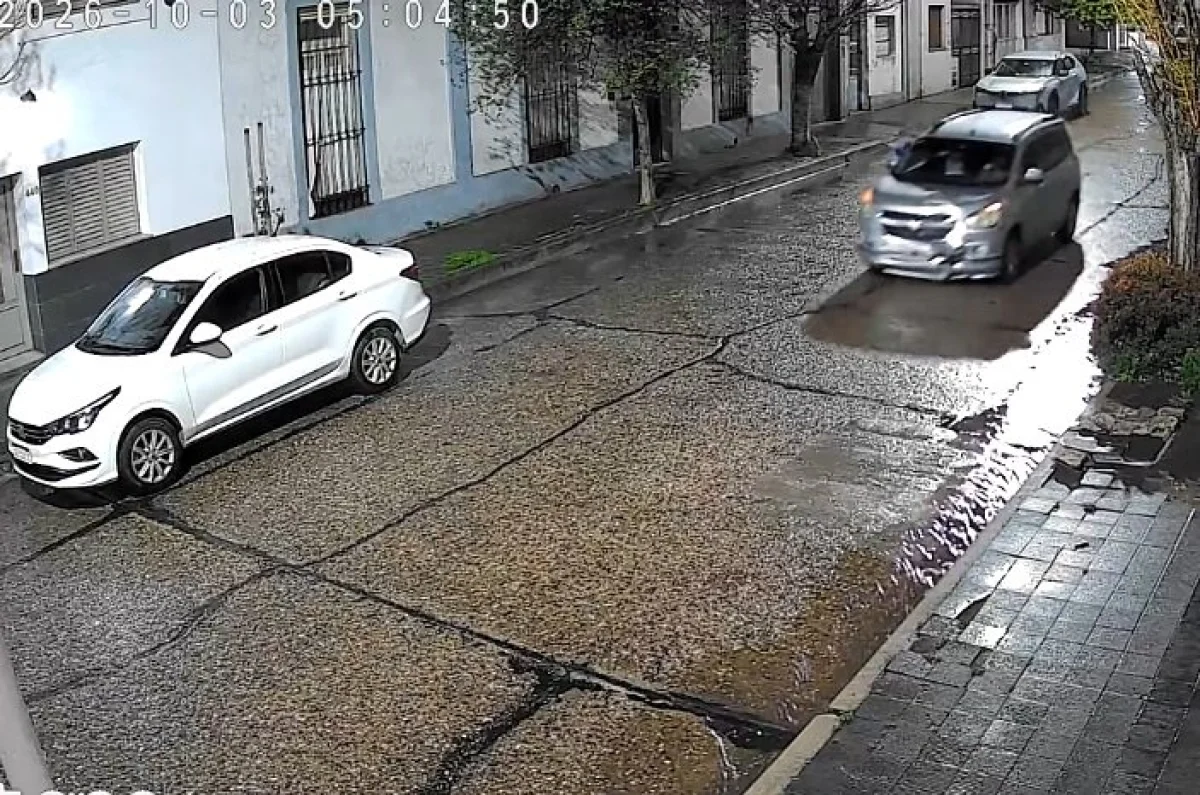 Buscan al conductor de una camioneta que chocó a una motociclista y huyó