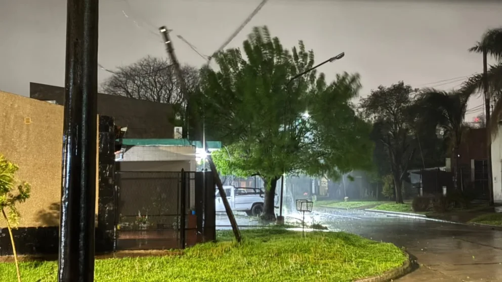 Un poste de luz está rescostado con una casa en calle Ana Urquiza de Victorica y Mitre