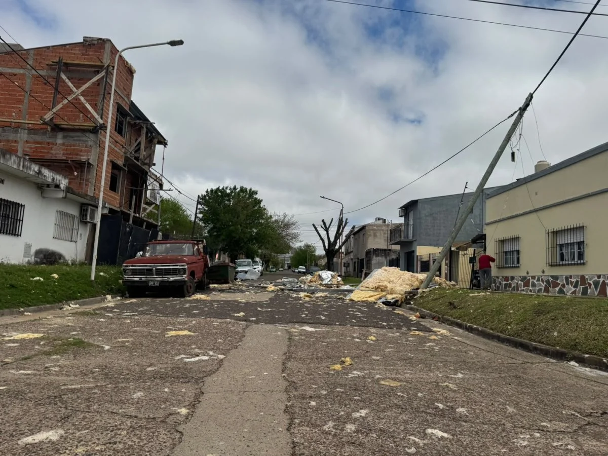 Voló un techo durante el temporal y ya trabajan para reparar los daños